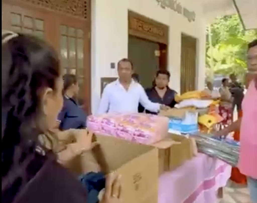 Distributed dry food and hygiene items to one hundred flood-affected families – Rambukkana